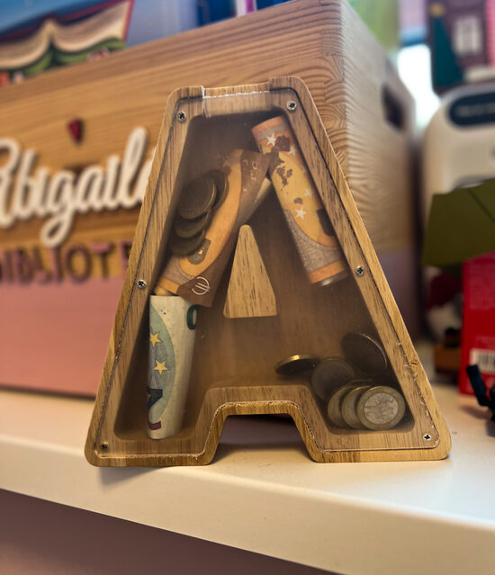 Medinė taupyklė Raidė